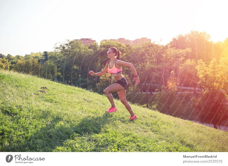 athletische Frau beim Laufen im Freien Lifestyle schön Körper Wellness Sommer Sport Joggen Erwachsene Park Hügel Fitness Läufer rennen nach oben Training laufen