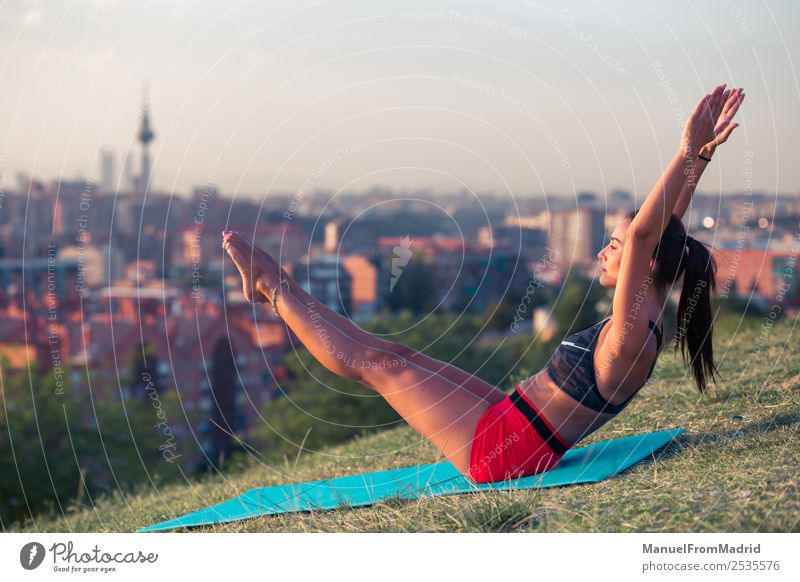 sportliche Frau beim Training auf einer Matte im Park Lifestyle schön Gesundheitswesen Wellness Sport Erwachsene Fitness ästhetisch Zufriedenheit Erholung