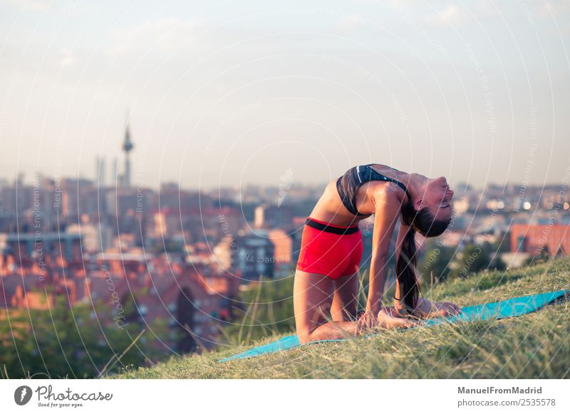 athletisches Frauentraining im Freien Lifestyle schön Gesundheitswesen Wellness Sport Erwachsene Park Fitness sportlich passen Unterlage Textfreiraum jung