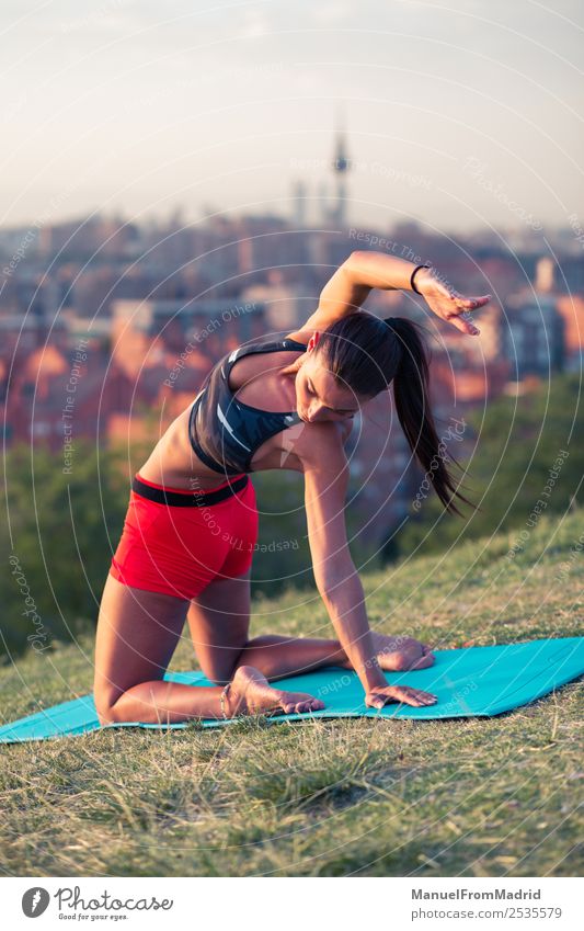 athletische Frau, die im Freien trainiert. Lifestyle schön Gesundheitswesen Wellness Sport Erwachsene Park Fitness sportlich passen Unterlage jung Hintergrund