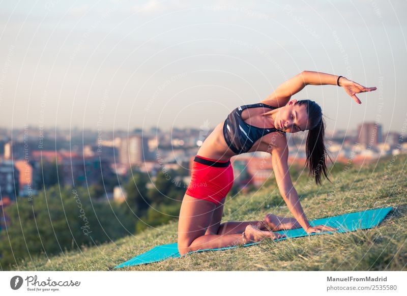 athletische Frau, die im Freien trainiert. Lifestyle schön Gesundheitswesen Wellness Sport Erwachsene Park Fitness sportlich passen Unterlage Textfreiraum jung