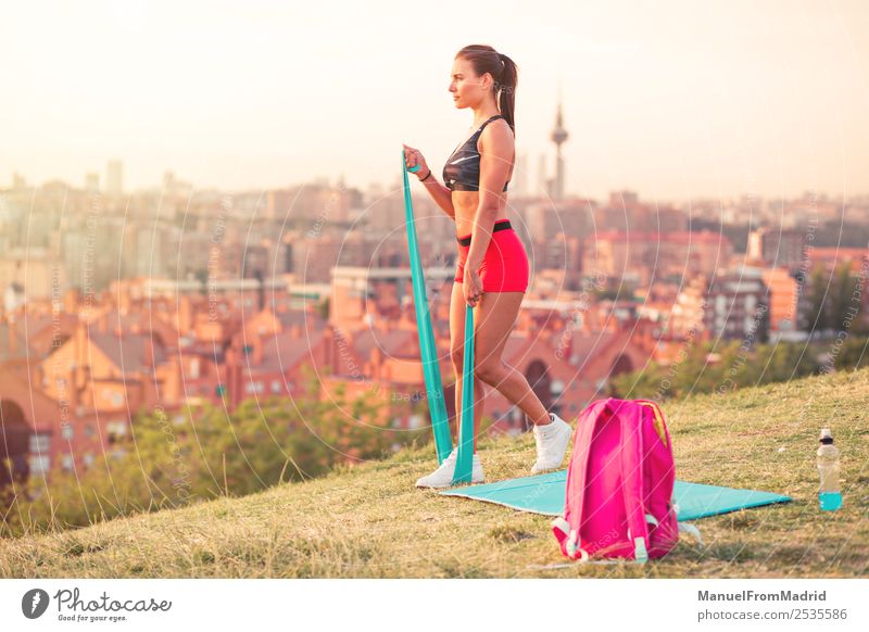 athletische Frau, die im Freien trainiert. Lifestyle schön Sport Erwachsene Band Fitness sportlich benutzend Widerstandskraft jung üben Unterlage Training