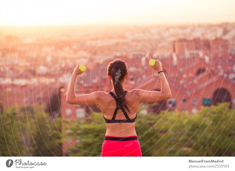 athletische Frau, die im Freien trainiert. Lifestyle schön Sport Erwachsene Fitness sportlich benutzend Hantel umgedreht jung üben Training Aktion Gesundheit