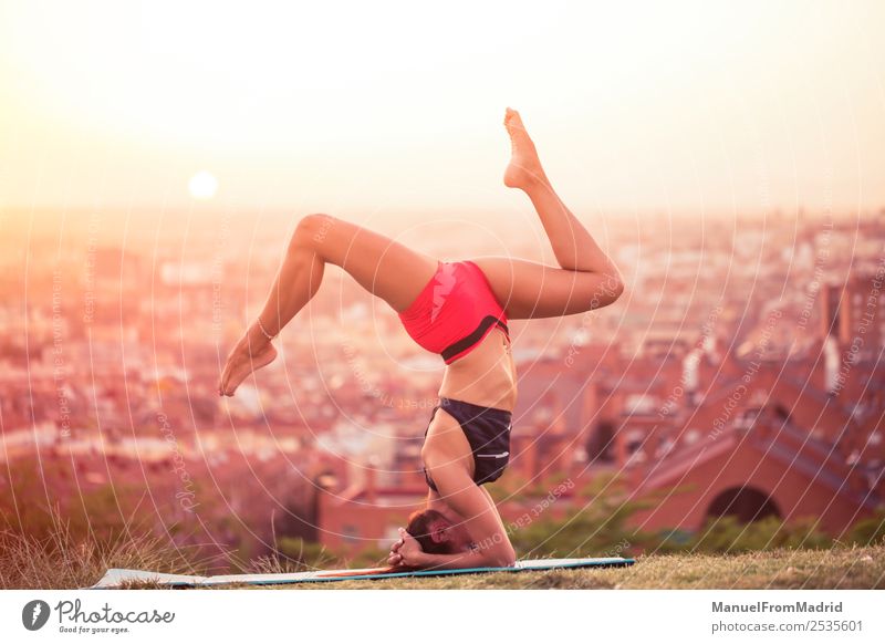 athletische Frau, die im Freien trainiert. Lifestyle schön Gesundheitswesen Wellness Sport Erwachsene Park Fitness sportlich passen Textfreiraum Handstand