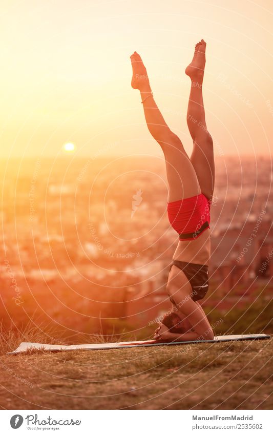 athletische Frau, die im Freien trainiert. Lifestyle schön Gesundheitswesen Wellness Sport Erwachsene Park Fitness sportlich passen Textfreiraum Handstand