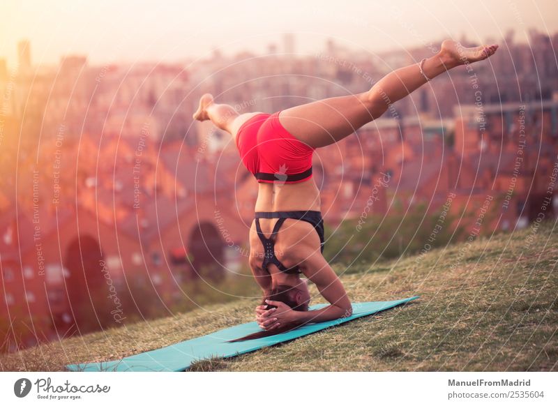 athletische Frau, die im Freien trainiert. Lifestyle schön Gesundheitswesen Wellness Sport Erwachsene Park Fitness sportlich passen Textfreiraum Handstand