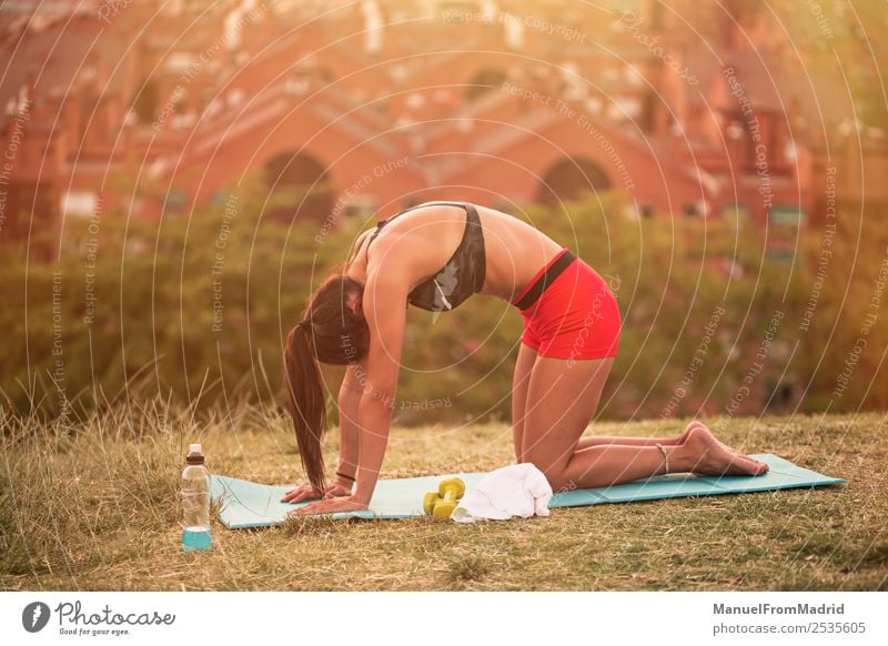 athletische Frau, die im Freien trainiert. Lifestyle schön Gesundheitswesen Wellness Sport Erwachsene Park Fitness sportlich passen Unterlage strecken Rücken