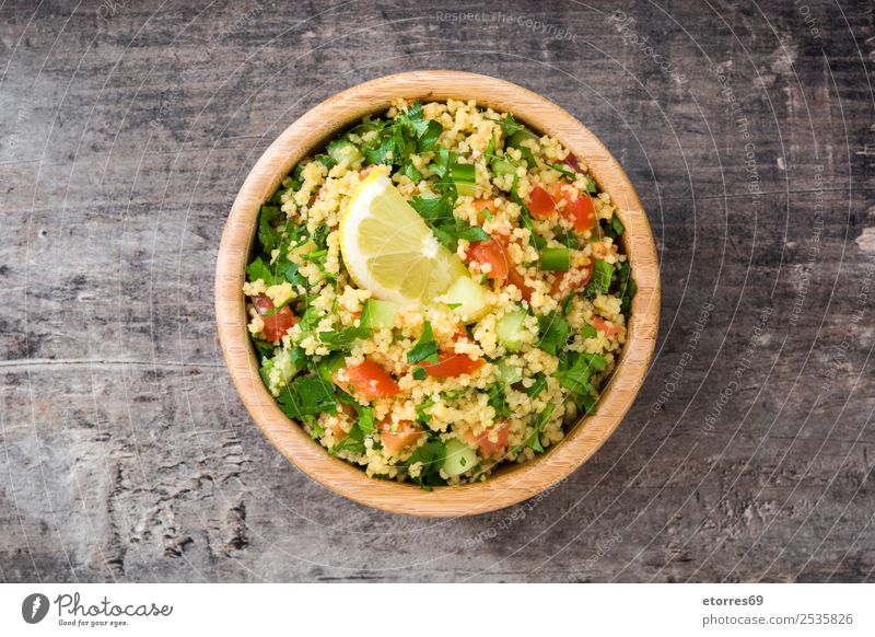 Tabbouleh-Salat auf Holztisch Tisch Salatbeilage Couscous Gemüse Tomate Gurke Salatgurke Petersilie Minze Vegane Ernährung Vegetarische Ernährung