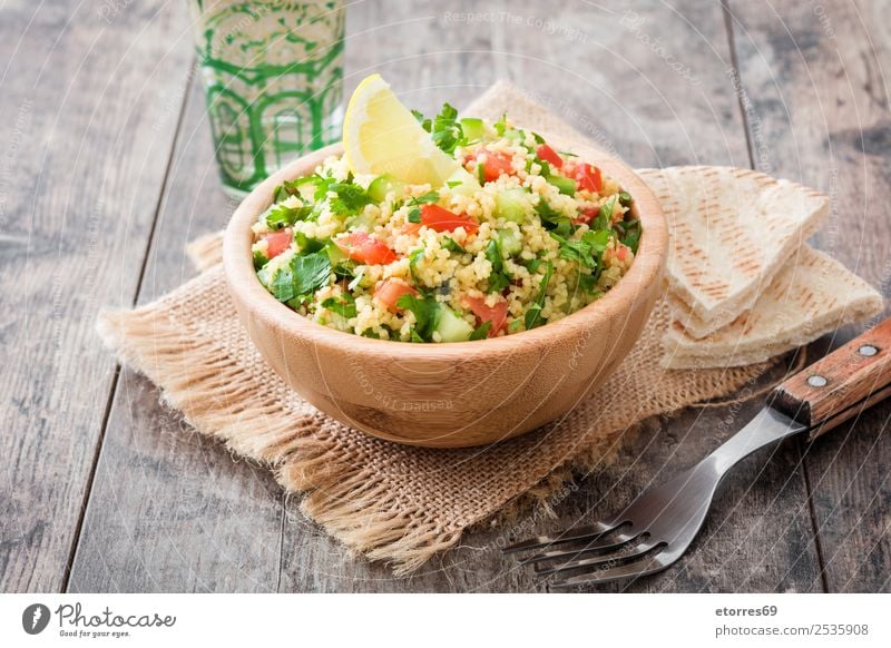 Tabbouleh-Salat und Zutaten auf Holz Tisch Salatbeilage Couscous Gemüse Tomate Gurke Salatgurke Petersilie Minze Vegane Ernährung Vegetarische Ernährung