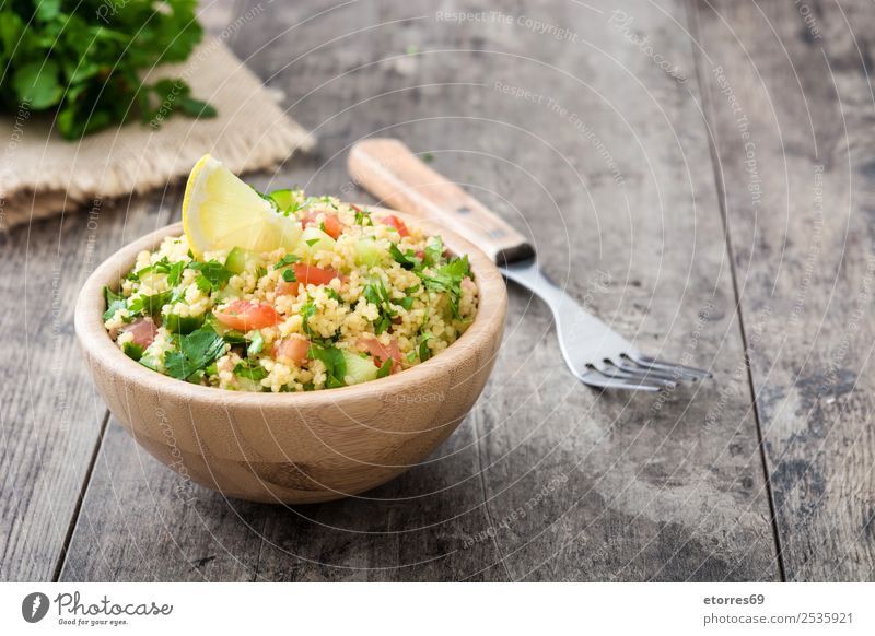 Tabbouleh-Salat Tisch Salatbeilage Couscous Gemüse Tomate Gurke Salatgurke Petersilie Minze Vegane Ernährung Vegetarische Ernährung Gesunde Ernährung Diät