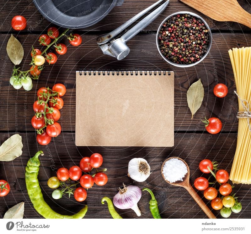 Zutaten für das Kochen von Nudeln Gemüse Teigwaren Backwaren Kräuter & Gewürze Pfanne Löffel Papier Linie Essen frisch groß lang oben gelb rot schwarz Farbe