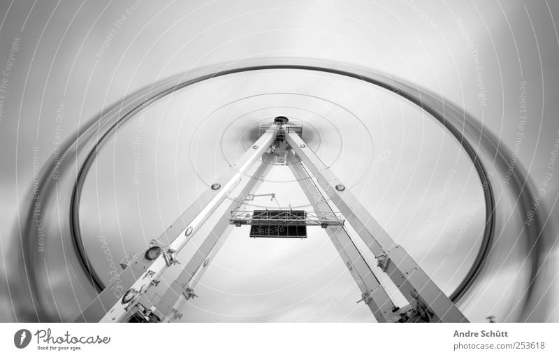 rotating 3 Freude drehen Geschwindigkeit Karussell Riesenrad schwarz Weitwinkel Jahrmarkt Schwarzweißfoto Außenaufnahme Experiment Menschenleer