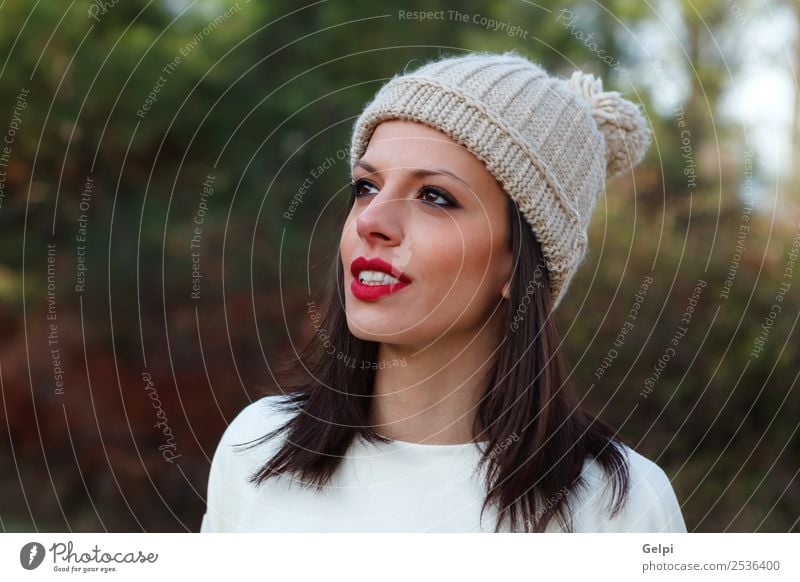 Attraktives brünettes Mädchen mit roten Lippen im Wald. Lifestyle Glück schön Gesicht Freizeit & Hobby Winter feminin Frau Erwachsene Natur Herbst Baum Blatt