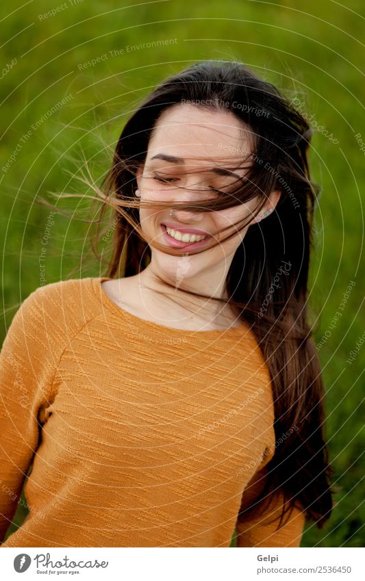 Außenporträt eines schönen, glücklichen Teenagermädchens Glück Gesicht Sonne Mensch Frau Erwachsene Jugendliche Natur Wind Gras Park Wiese Mode genießen frei