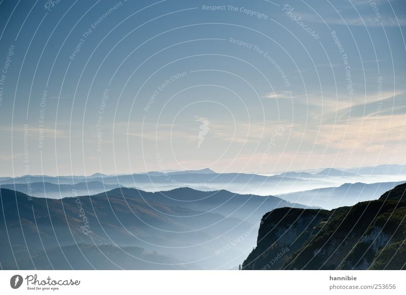 hochnebel Natur Landschaft Himmel Wolken Nebel Hügel Felsen Alpen Berge u. Gebirge kalt blau Hügelkette Bergkette Abenddämmerung Freiheit Ferne Dunst Farbfoto