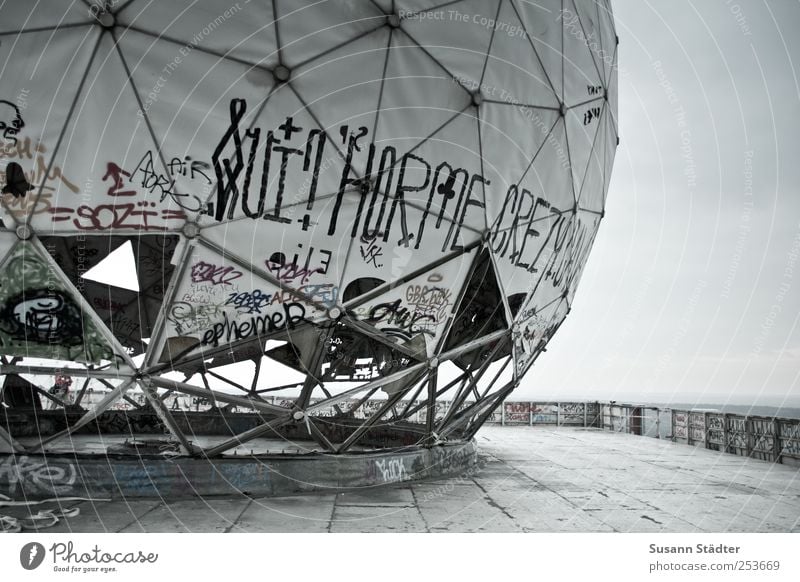 big one Kunst Kunstwerk Skulptur Terrasse modern Graffiti Teufelsberg Berlin NSA Vergangenheit Dach Ferne rund Science Fiction verfallen Schwarzweißfoto