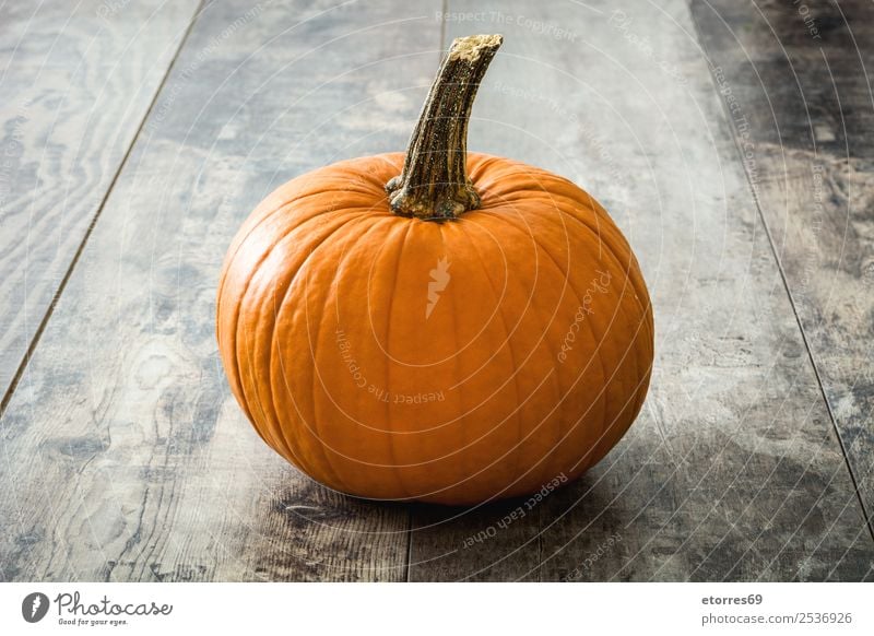 Kürbis auf rustikalem Holz Lebensmittel Gesunde Ernährung Foodfotografie orange Herbst Gemüse Halloween festlich Jahreszeiten Saison Oktober Hundefutter