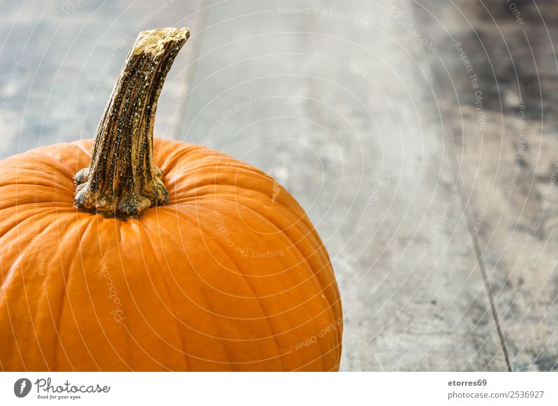 Kürbis auf rustikalem Holztisch Lebensmittel Gesunde Ernährung Foodfotografie orange Herbst Gemüse Halloween festlich Jahreszeiten Saison Oktober Hundefutter