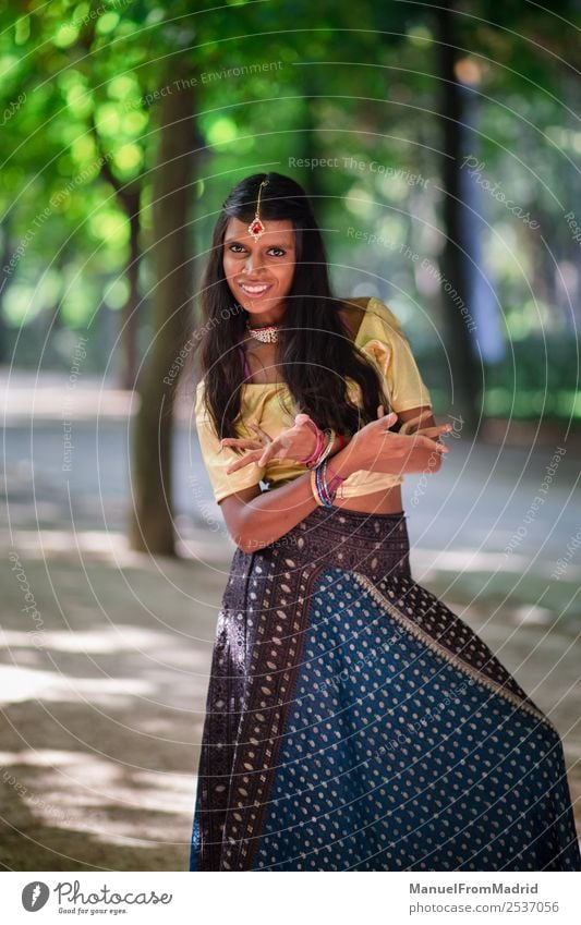 traditionelles indisches Frauenporträt Glück schön Erwachsene Hand Natur Park Mode Bekleidung Kleid Schmuck Lächeln gold grün Tradition Inder Tanzen Bollywood