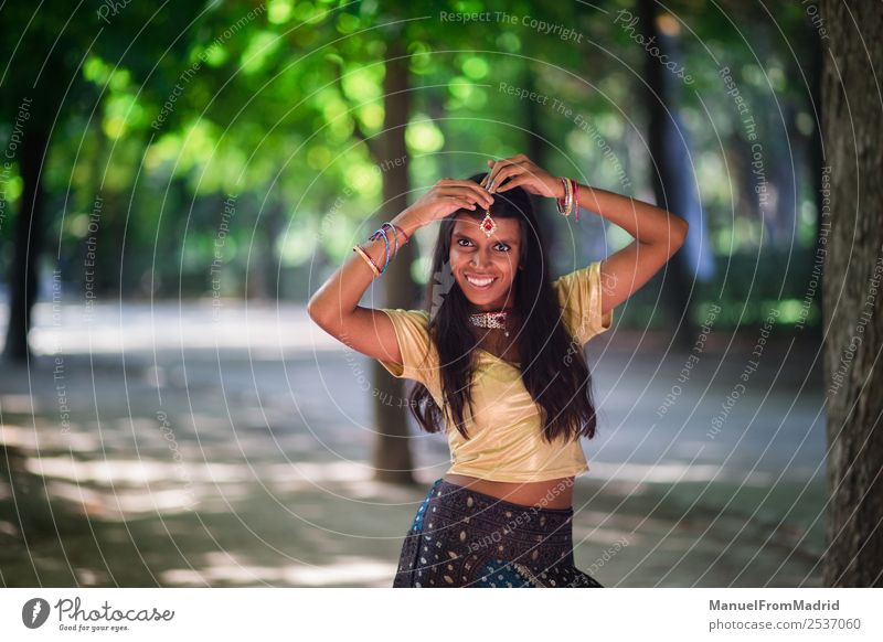 traditionelles indisches Frauenporträt Glück schön Erwachsene Hand Natur Park Mode Bekleidung Kleid Schmuck Lächeln gold grün Tradition Inder Körperhaltung