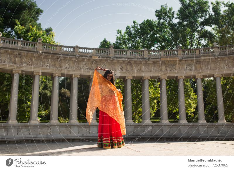 traditionelle indische Frau beim Tanzen schön Erwachsene Tänzer Natur Park Mode Bekleidung Kleid Schmuck gold rot Tradition Inder Bollywood jung Sari Züge