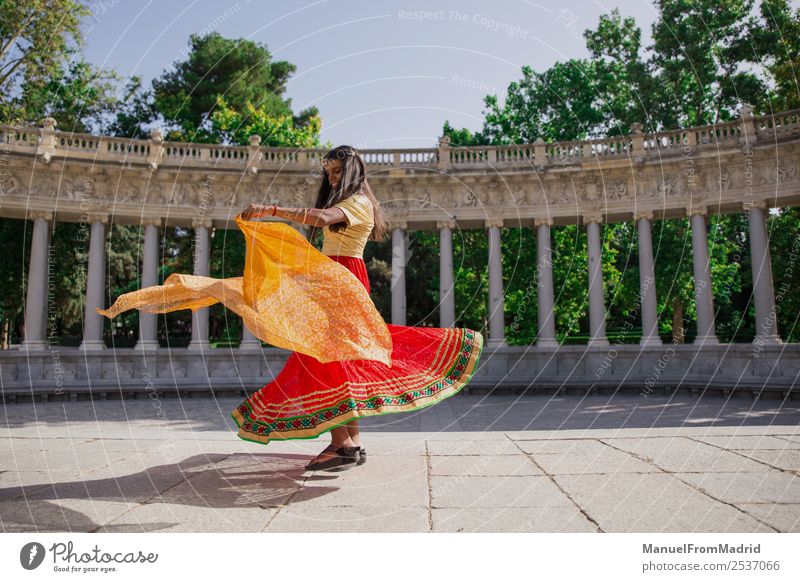 traditionelle indische Frau beim Tanzen schön Erwachsene Tänzer Natur Park Mode Bekleidung Kleid Schmuck gold rot Tradition Inder Bollywood jung Sari Züge