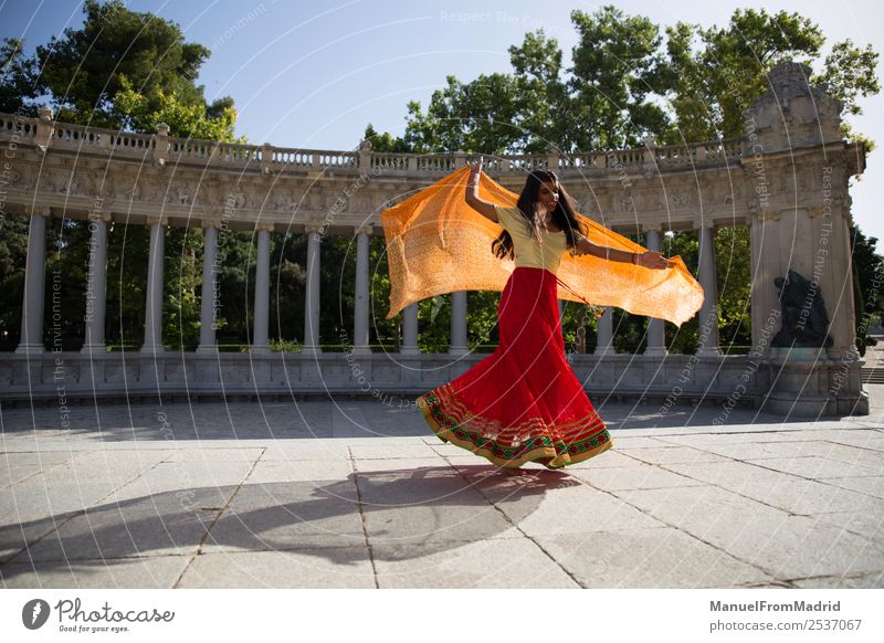 traditionelle indische Frau beim Tanzen schön Erwachsene Tänzer Natur Park Mode Bekleidung Kleid Schmuck gold rot Tradition Inder Bollywood jung Sari Züge