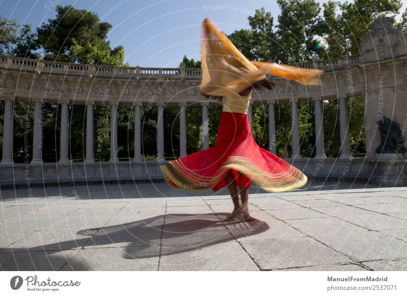 traditionelle indische Frau beim Tanzen schön Erwachsene Tänzer Natur Park Mode Bekleidung Kleid Schmuck gold rot Tradition Inder Bollywood jung Sari Züge