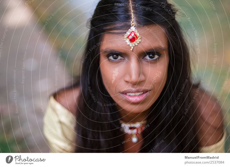 traditionelles indisches Frauenporträt schön Erholung ruhig Erwachsene Natur Park Mode Bekleidung Kleid Schmuck gold grün Tradition Inder Körperhaltung