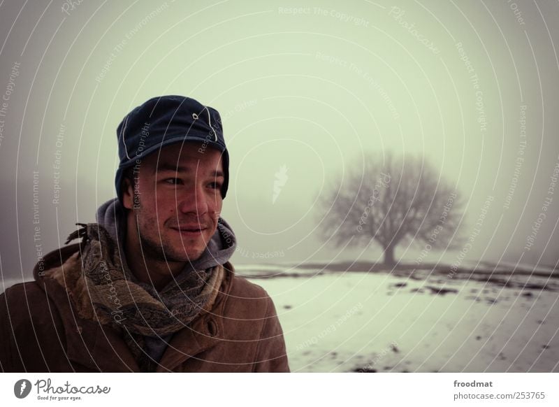 baumregen Ausflug Abenteuer Winter Schnee wandern Mensch maskulin Junger Mann Jugendliche Erwachsene Natur Landschaft Wetter Nebel Baum Hügel Mantel Schal Mütze