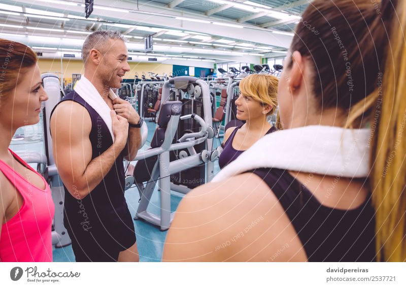 Frauen im Gespräch mit Personal Trainer nach dem Trainingstag Lifestyle Glück schön Körper Freizeit & Hobby Club Disco Sport sprechen Erwachsene Mann