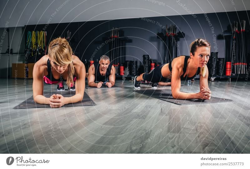 Leute, die Liegestütze in der Fitnessklasse machen. Glück Körper Sport Schule Frau Erwachsene Mann Arme Menschengruppe authentisch muskulös stark Kerngehäuse