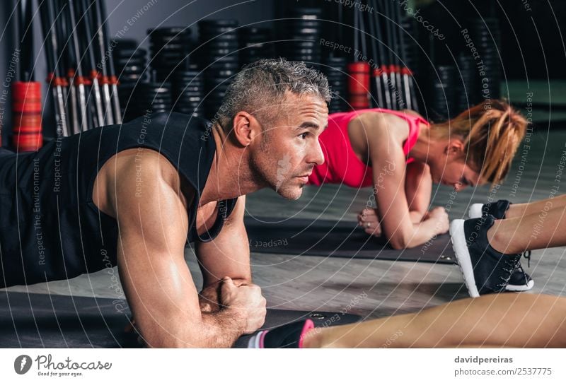 Mann, der Liegestütze in der Fitnessklasse macht. Glück Körper Sport Schule Frau Erwachsene Arme Menschengruppe authentisch muskulös stark Kerngehäuse üben