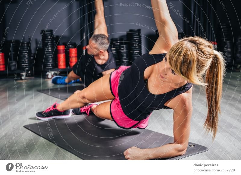 Junge Leute machen Übungen im Fitness-Kurs Glück Körper Sport Schule Frau Erwachsene Mann Paar Arme Menschengruppe authentisch muskulös stark üben Sporthalle