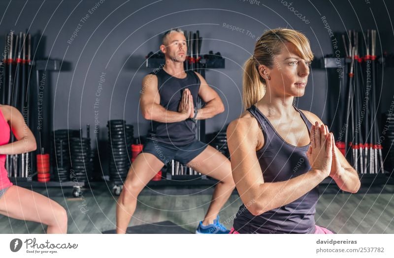 Frau bei Dehnungsübungen im Fitnessstudio Glück Körper Club Disco Sport Schule Erwachsene Mann Arme Hand Menschengruppe authentisch muskulös strecken üben