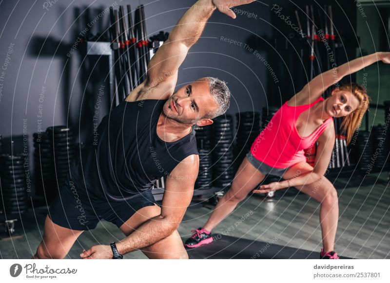 Trainerin, die der jungen Frau Fitnessübungen beibringt. Glück schön Körper Freizeit & Hobby Club Disco Sport Schule Erwachsene Mann Arme Menschengruppe