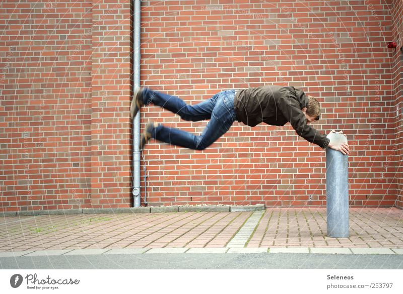 Vom Winde verweht Freizeit & Hobby Spielen Mensch maskulin 1 Haus Mauer Wand Fassade Dachrinne Bekleidung Jeanshose Jacke Stein Beton fliegen springen