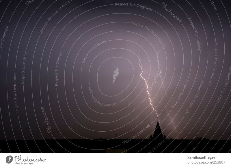 himmschlischer fingerzeig Umwelt Natur Urelemente Gewitterwolken Unwetter Blitze Berlin Kirche Kirchturmspitze Zeichen Angst Religion & Glaube Gedeckte Farben