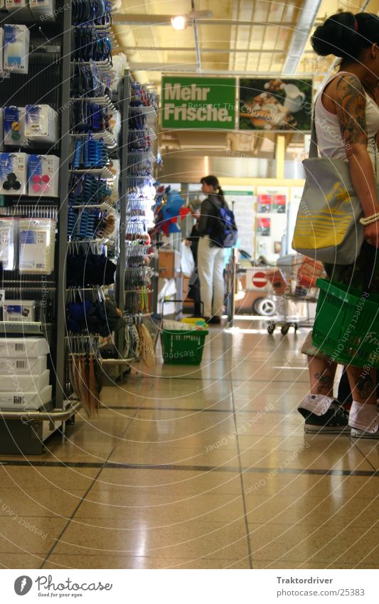 Supermarket Besucherin Supermarkt kaufen Ladengeschäft frisch Reflexion & Spiegelung Frau alternativ schön Migros Tattoo Tatoo Rechtschreibefehler trendy