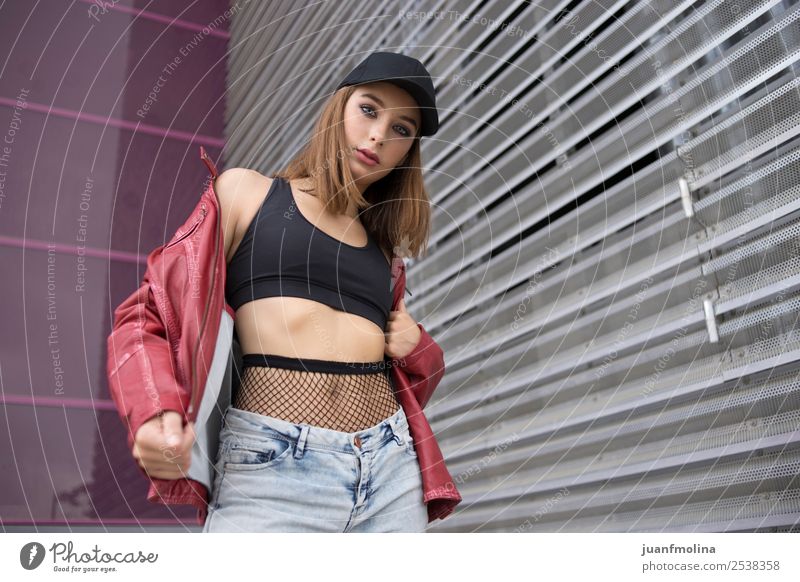 Modische Mädchenmütze Lifestyle Stil schön Sommer Frau Erwachsene Leben Gesicht Auge Mode weiß jung hübsch Model Behaarung Menschen attraktiv Hintergrund