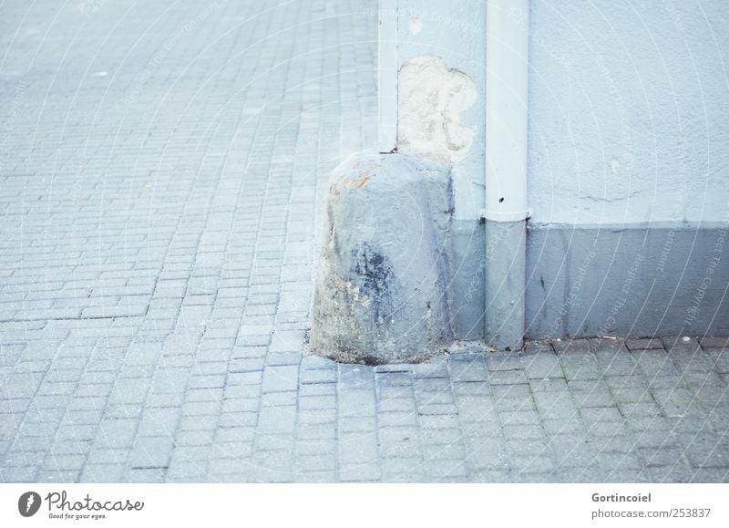 Ecke Stadtzentrum Menschenleer Mauer Wand hell blau Regenrinne Poller Kopfsteinpflaster Streetlife Farbfoto Gedeckte Farben Außenaufnahme Muster