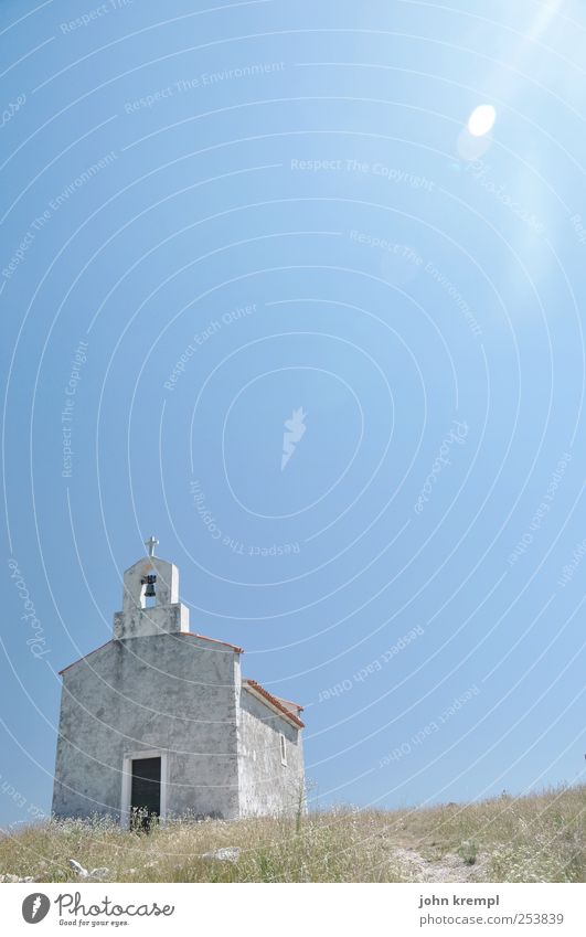 Marija Magdalena Landschaft Wolkenloser Himmel Sonne Sommer Schönes Wetter Kroatien Istrien Dorf Altstadt Bauwerk Gebäude Architektur Kapelle