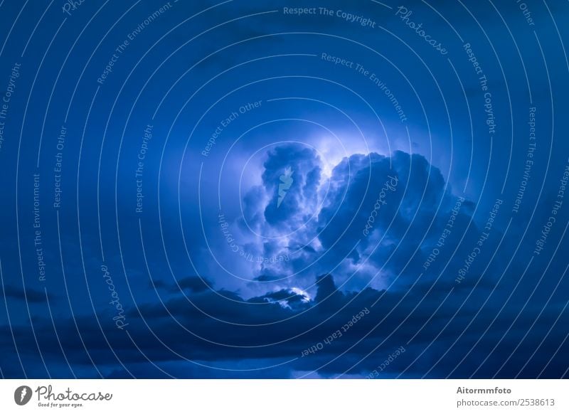 Dicke Gewitterwolke am Himmel schön Umwelt Landschaft Wolken Gewitterwolken Klima Wetter Blitze dick dunkel hell blau gefährlich Energie erstaunlich