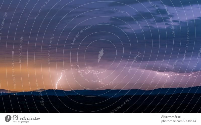 Starkes Gewitter über Hügeln schön Umwelt Natur Landschaft Klima Wetter Unwetter Blitze hell Energie Air Atmosphäre atmosphärisch atemberaubend Gefahr entladen