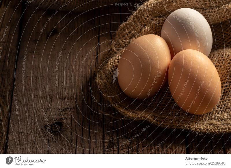 Frische Eier auf dunklem Holztisch Lebensmittel Ernährung Dekoration & Verzierung Tisch Ostern Natur Stoff frisch natürlich braun weiß Kreativität Tradition