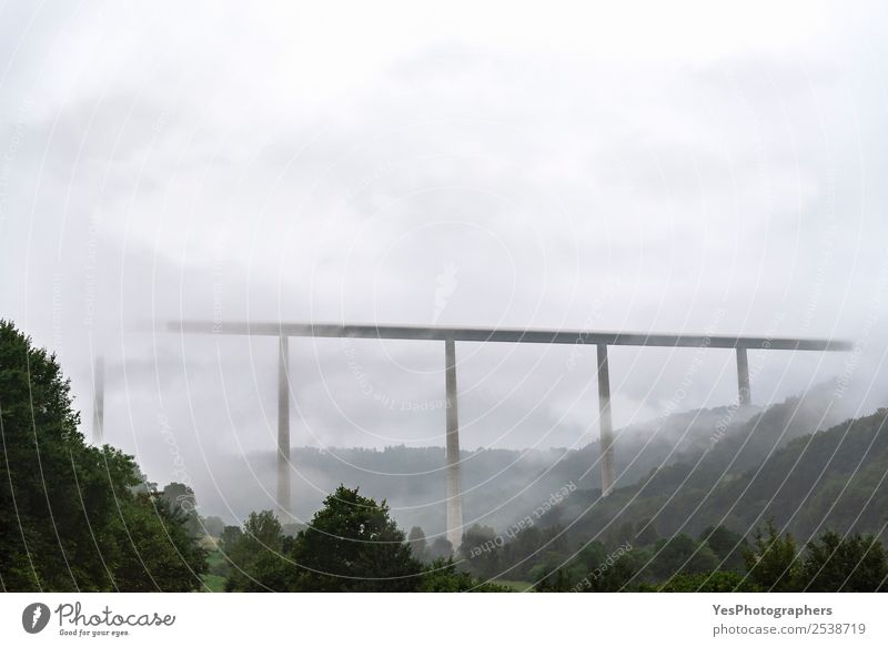 Moderne Hochbrücke über bewaldete Hügel und Nebel Ferien & Urlaub & Reisen Technik & Technologie Natur Landschaft Wolken Wald Braunsbach Deutschland Architektur