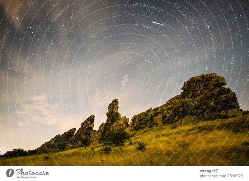 Sternenhimmel über der Teufelsmauer Natur Himmel Wolken Nachthimmel Sommer Felsen Harz natürlich blau braun gelb Nachtaufnahme Stativ Sternschnuppe