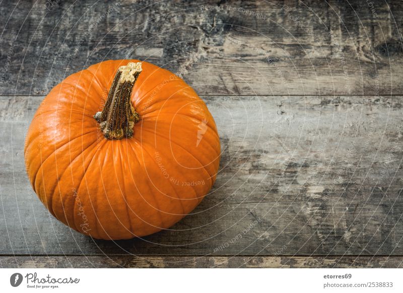 Kürbis auf rustikalem Holztisch Lebensmittel Gesunde Ernährung Foodfotografie orange Herbst Gemüse Halloween festlich Jahreszeiten Saison Oktober Hundefutter