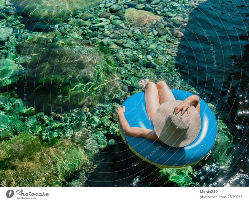 Frau mit Pamela auf einem Floß auf einem Bergfluss Mensch feminin Erwachsene Leben Körper 1 45-60 Jahre Natur Wasser Sonne Sommer Wärme Felsen Berge u. Gebirge