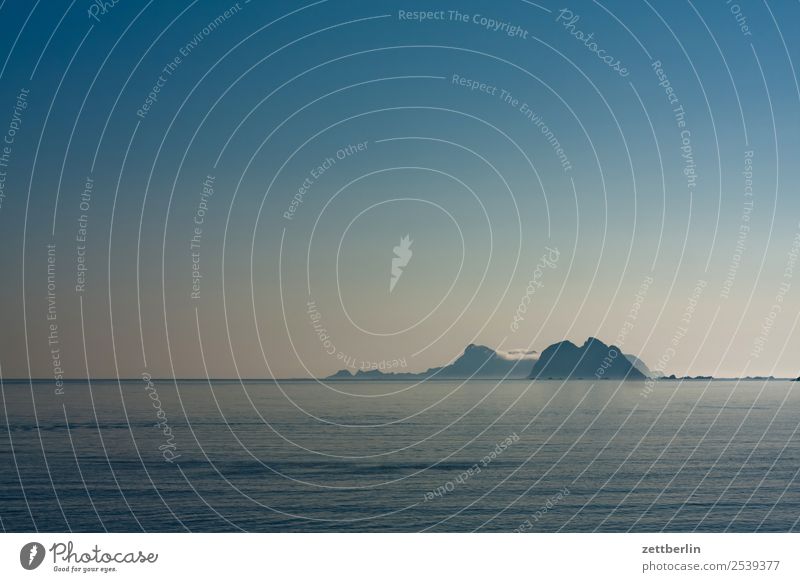 Mosken und Værøya Polarmeer Europa Felsen Ferien & Urlaub & Reisen Himmel Himmel (Jenseits) Horizont Insel Landschaft Lofoten maritim Meer Natur Norwegen